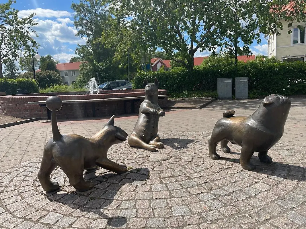 Sonja Petterssons hundskulpturer pryder Heby torg.