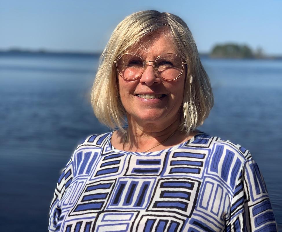 Ann-Marie Sundgren, näringslivsstrateg, står framför vackra Dalälven.