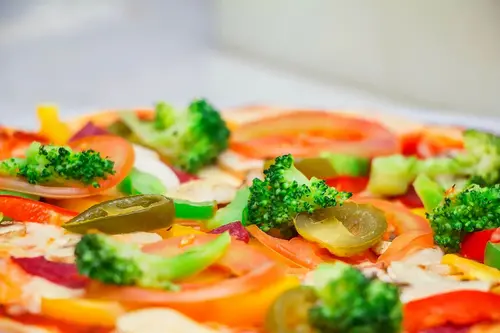 Broccoli, tomat och andra grönsaker i närbild