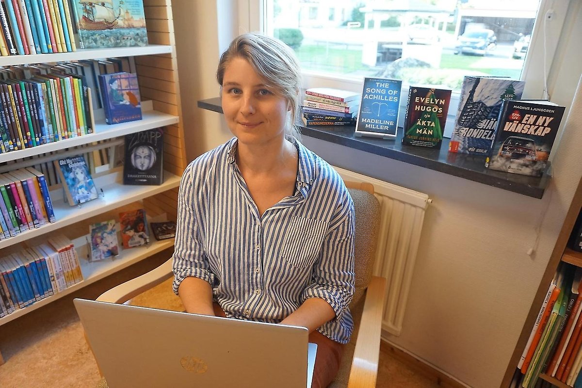 Caroline Wänlund framför en dator i ett av våra bibliotek