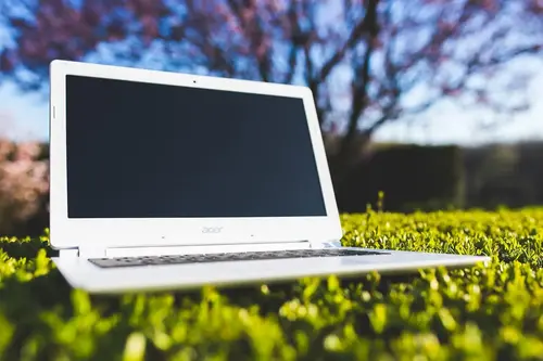 Bärbar dator står på grönt gräs