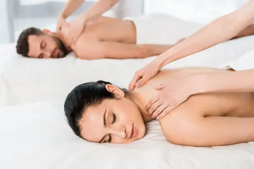 Ett par får massage i samma rum