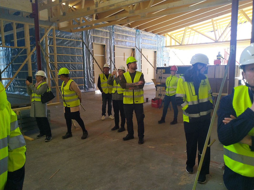 Kommunala tjänstepersoner besöker bygget på vittinge nya skola och förskola