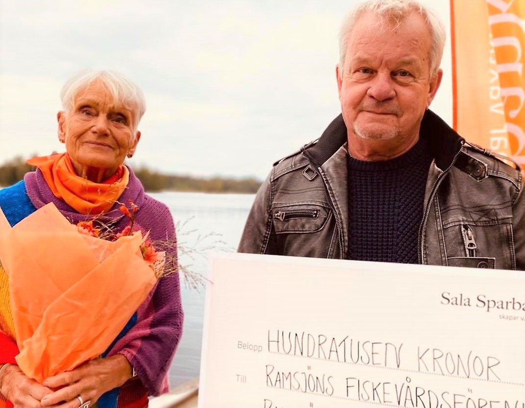 Mona Bengtson och Peter Knutsson vid utdelningen av Sparbanksmiljonen